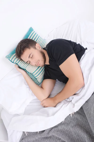 Mężczyzna śpiący na łóżku. — Zdjęcie stockowe