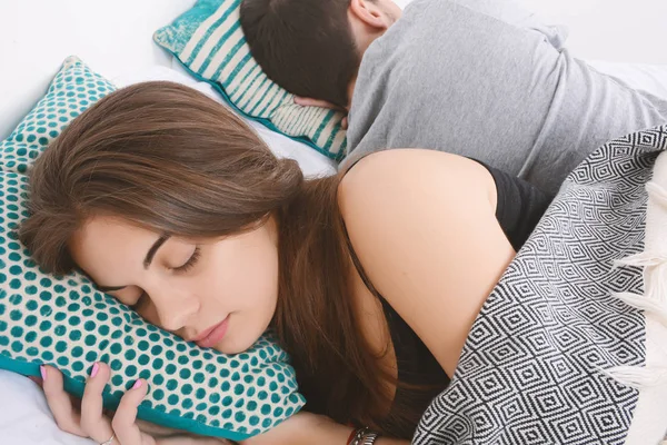 Casal dormindo na cama. — Fotografia de Stock