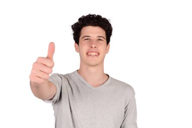 Tamam jest yapan genç latin erkek.