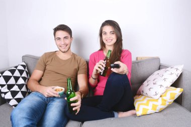 İçki bira çift ve tv seyretmek.