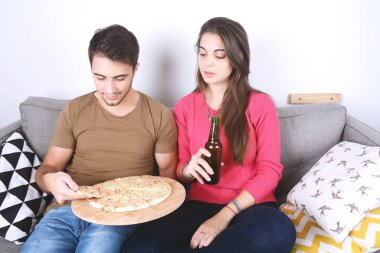 Kaç bira içme ve pizza yemek.