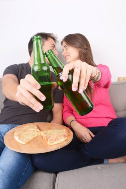 Kaç bira içme ve pizza yemek.