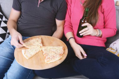 Kaç bira içme ve pizza yemek.