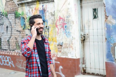 Evet genç latin adam.