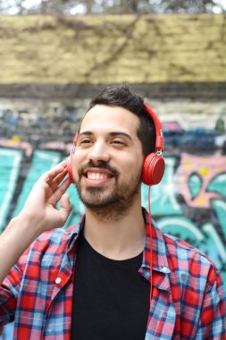 Kulaklıklı genç adam..