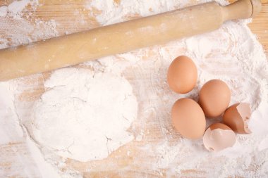 Bir hamur, yumurta ve oklava.