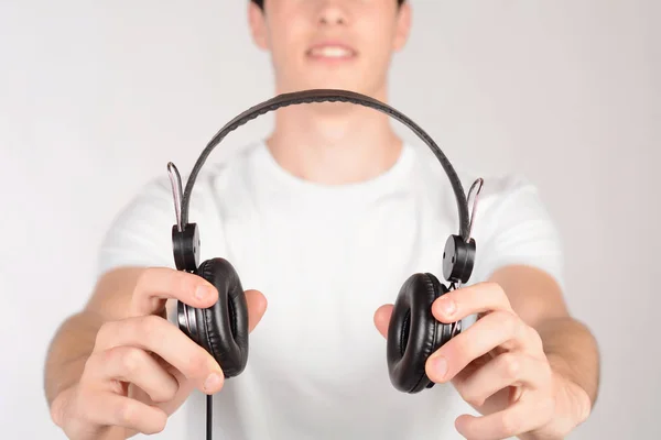 Mann mit schwarzen Kopfhörern. — Stockfoto