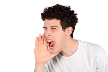 genç adam bağırıyor.