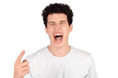 genç adam bağırıyor.