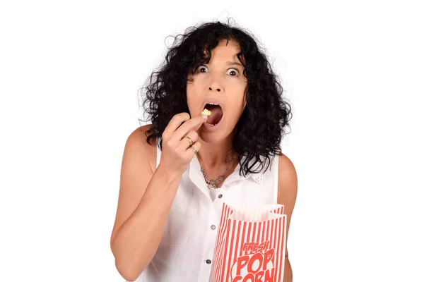 Женщина ест попкорн. — стоковое фото