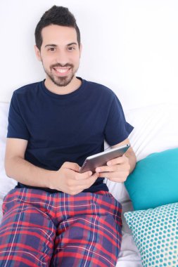 Adam yatakta tablet kullanma.