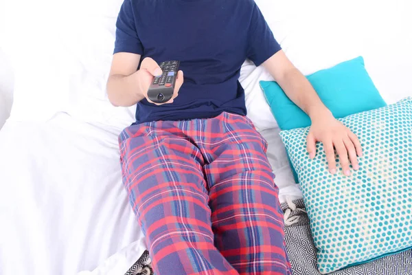 Hombre viendo la televisión en la cama . —  Fotos de Stock