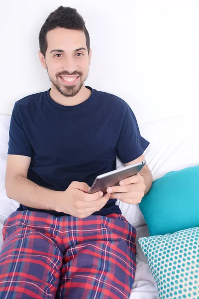 남자 침대에 태블릿을 사용 하 여. — 스톡 사진