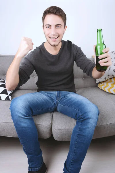 Uomo guardando tv sport , — Foto Stock