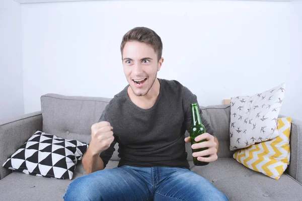 Uomo guardando tv sport , — Foto Stock