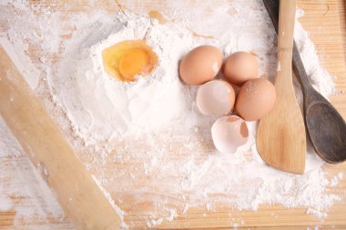 Yumurta ve mutfak eşyaları ile bir hamur.