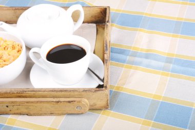 Kahve ve hububatlar ile kahvaltı tepsisi.