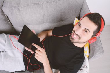 Adam tablet ile müzik dinleme.