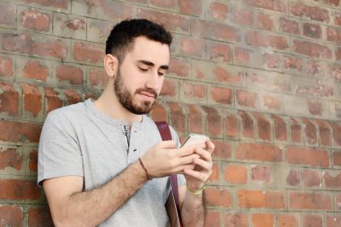 Latin adamın telefonunu yazarak.