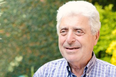 Dışında oturan yaşlı bir adam.