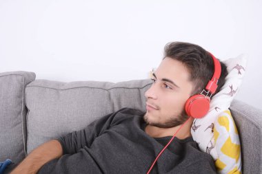 adam kanepede müzik dinleme.