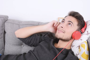 adam kanepede müzik dinleme.