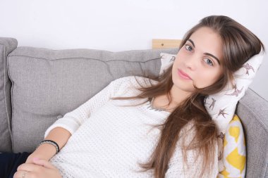 Kanepede uzanan kadın.