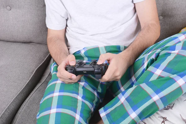 Homme jouant à des jeux vidéo . — Photo
