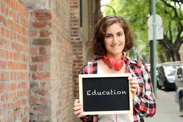 Mujer sosteniendo pizarra con "Educación ". — Foto de Stock