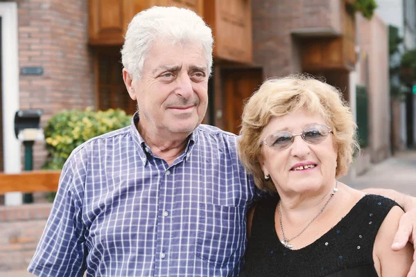 An elderly couple outdoors. — Stock Photo, Image