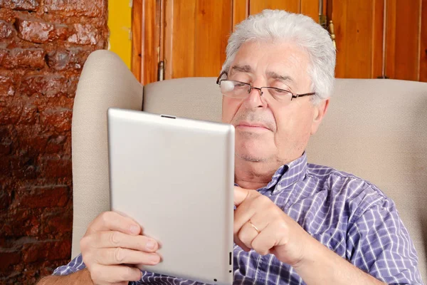 Oude man met behulp van Tablet PC. — Stockfoto