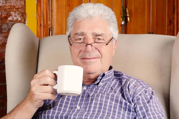 Oude man drinken koffie. — Stockfoto