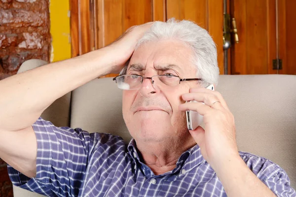 Oude Man praten over telefoon. — Stockfoto
