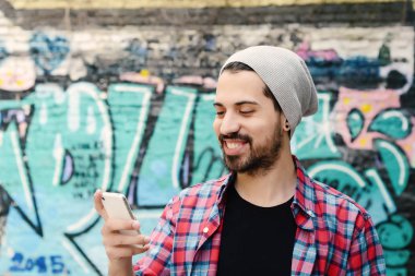 Latin adamın telefonunu yazarak.