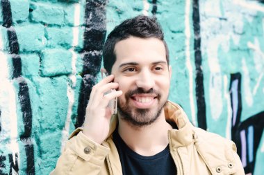 Latince adam telefonda konuşurken