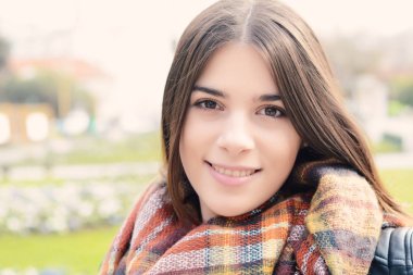 Açık havada bir genç kadın yakın çekim.