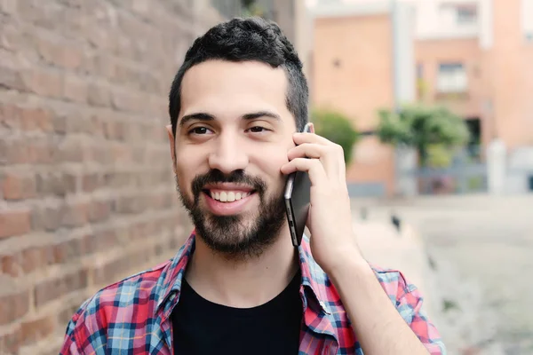 Латиноамериканец говорит по телефону — стоковое фото