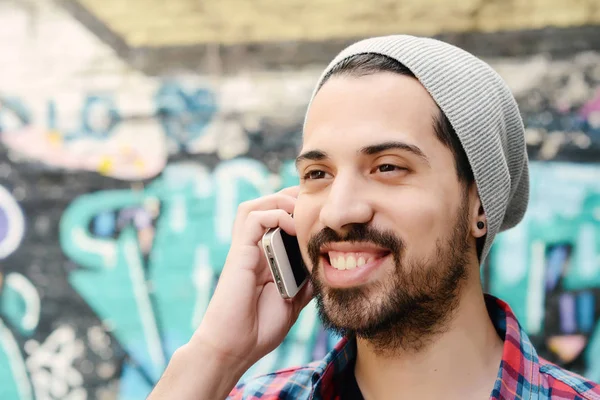 Λατινικό άνθρωπος μιλάει στο τηλέφωνο — Φωτογραφία Αρχείου