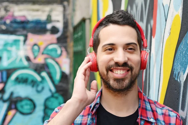 Uomo latino ascoltare musica con le cuffie . — Foto Stock