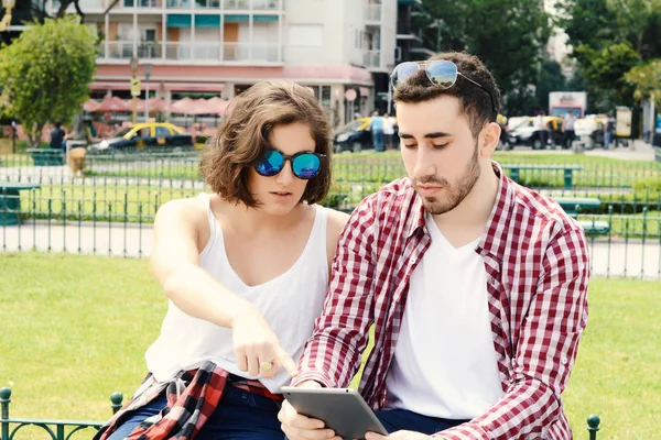 Paar nutzt digitales Tablet. — Stockfoto