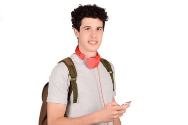 Adam sırt çantası ve smartphone.