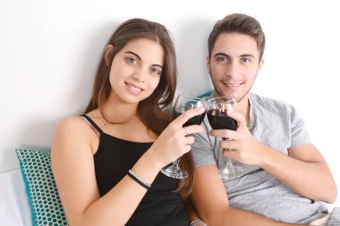 Yatakta kaç içki şarap.