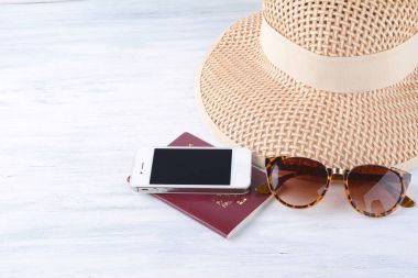 Güneş gözlüğü, şapka ve bir akıllı telefon ile Pasaportlar.
