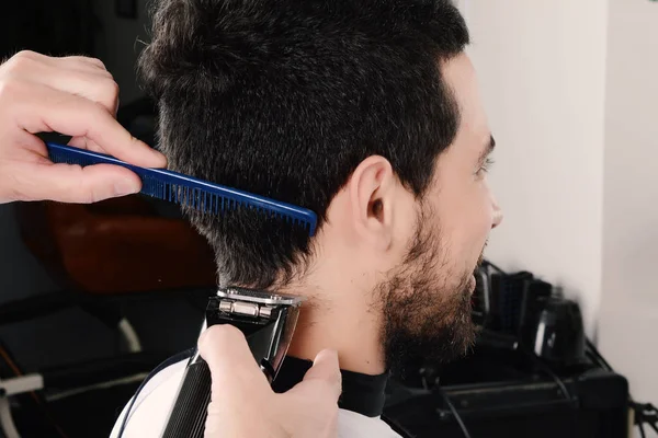 Hombre que tiene un corte de pelo con cortadores de pelo . —  Fotos de Stock