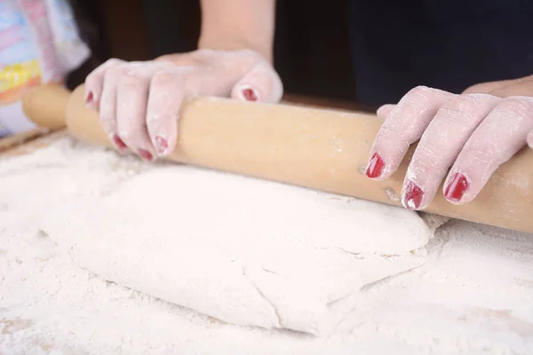 Vrouw deeg met de deegroller rollen. — Stockfoto