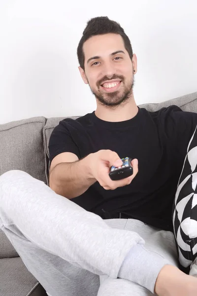 Mann schaut Fernsehen auf Couch. — Stockfoto