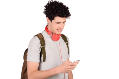 Adam sırt çantası ve smartphone.