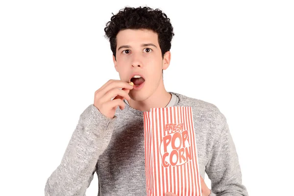 Человек ест попкорн . — стоковое фото