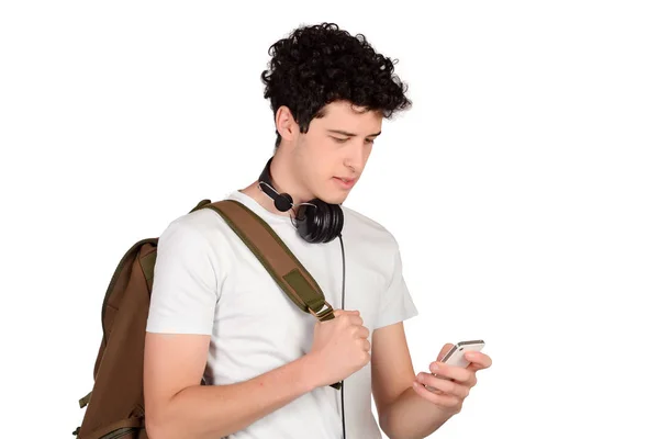 Homme avec sac à dos et smartphone . — Photo