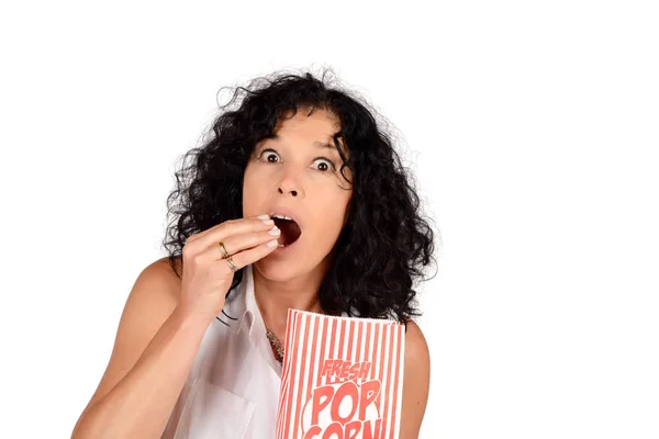 Женщина ест попкорн. — стоковое фото